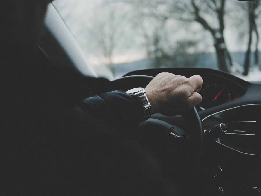 Mano sobre el volante de un auto